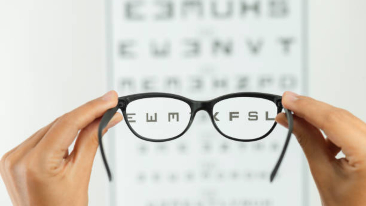 Ekran bağımlılığı gözleri bitiriyor! Mevcut alışkanlıklar sürerse 2050'de dünya nüfusunun yarısı miyop olacak