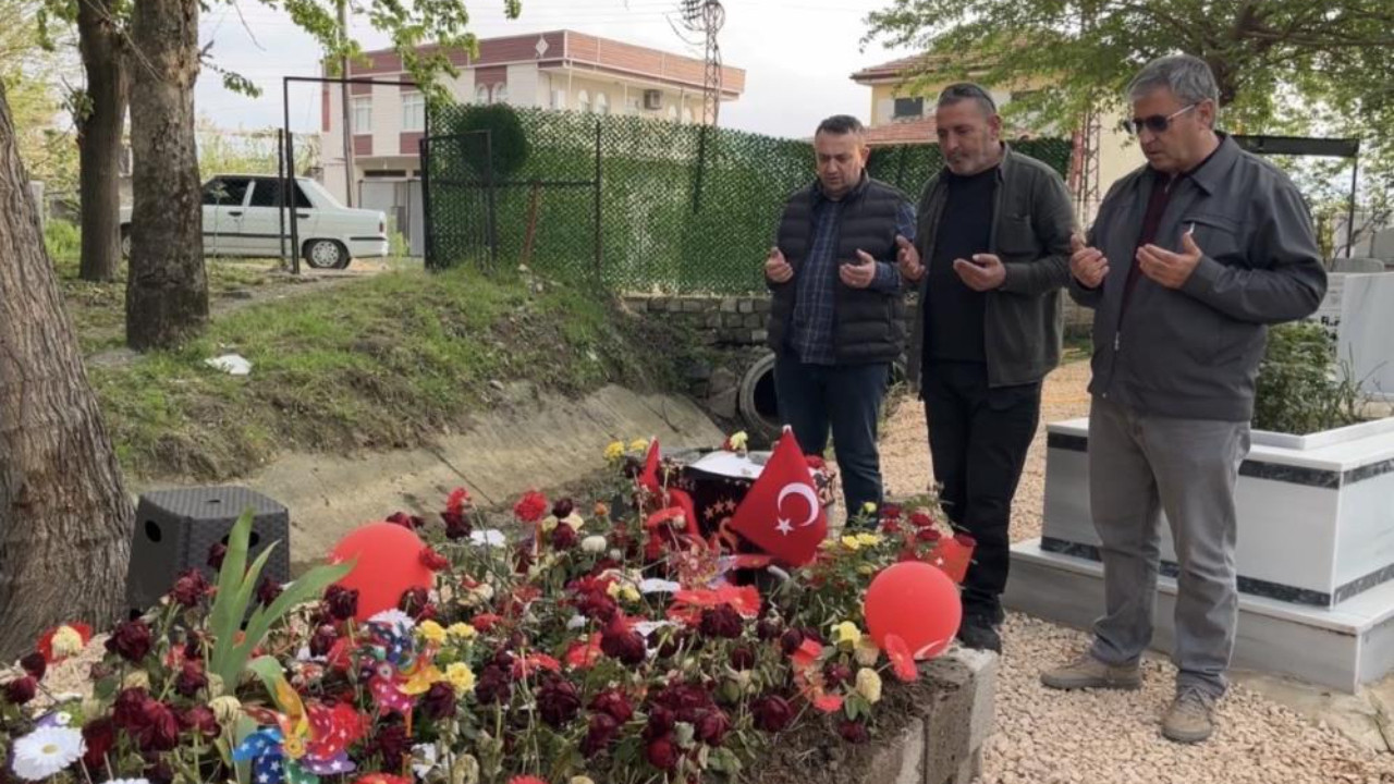 Saldırıda hayatını kaybeden Adnan’ın mezarı mektuplarla doldu