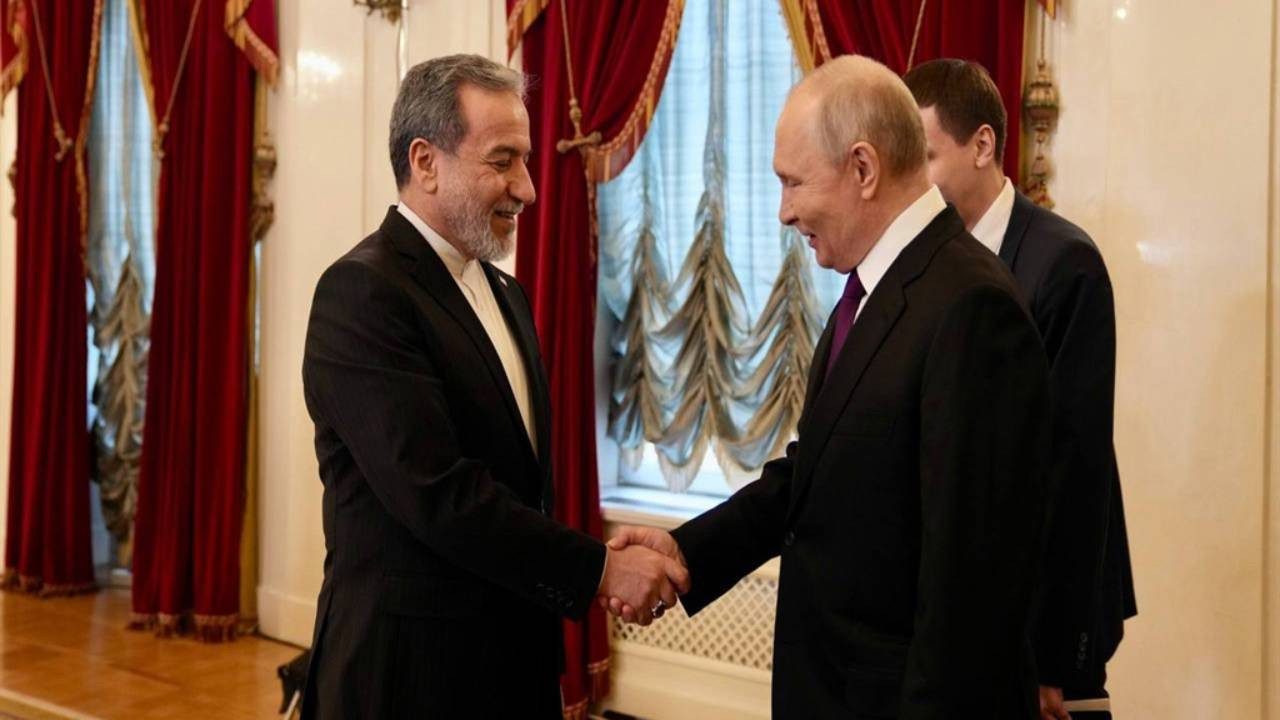 İran Dışişleri Bakanı Erakçi ve Putin Petersburg'da görüştü