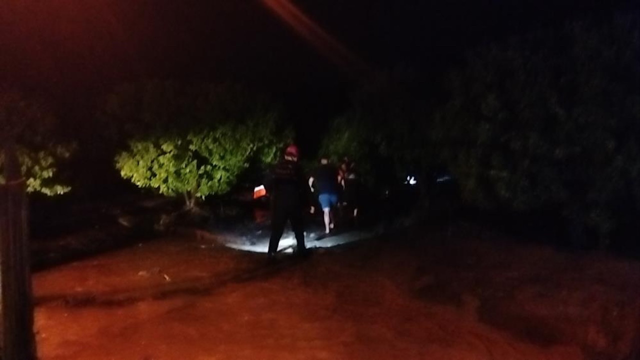 Adana'da sel felaketi: Akıntıya kapılan araçtan atlayan 1 kişi hayatını kaybetti