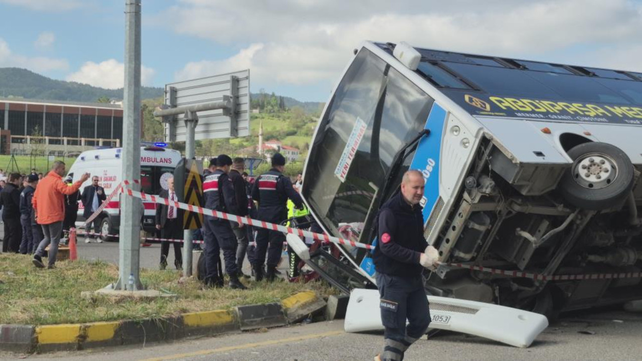 Kampüs önünde facia! Yolcu dolu otobüs otomobilin üstüne devrildi: 44 yaralı