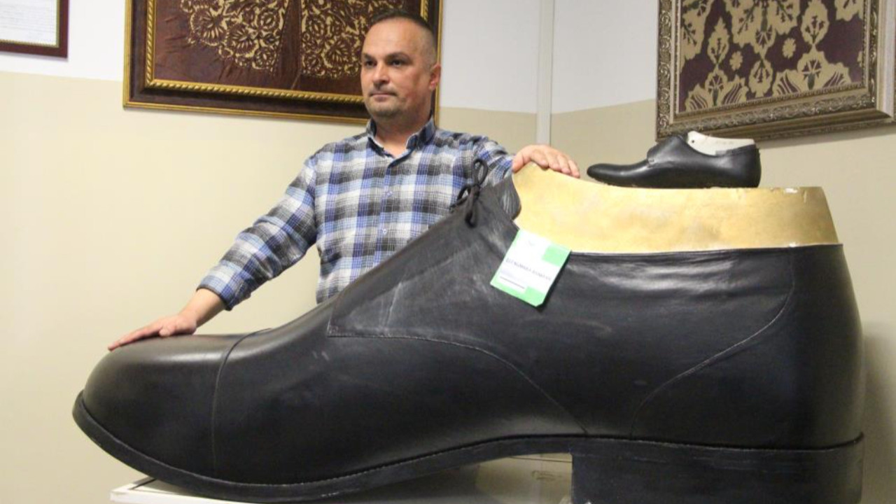 Türkiye'nin en büyük giyilebilir ayakkabısı üretildi: 222 numara!