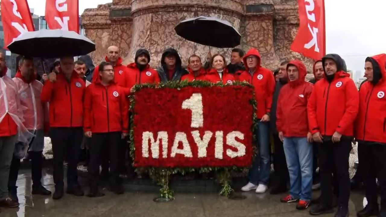 DİSK heyeti 1 Mayıs dolayısıyla Taksim Cumhuriyet Anıtı'na çelenk bıraktı