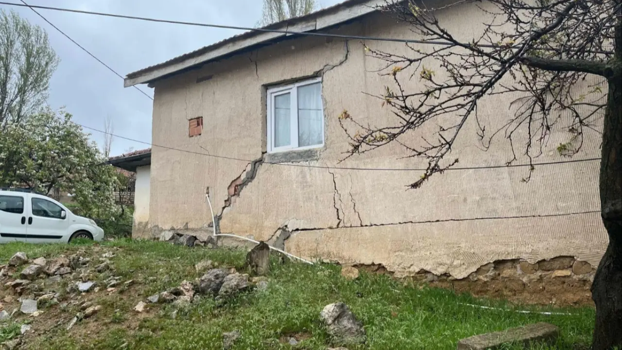 Kırıkkale’de toprak kayması: 9 evde hasar oluştu, bir ev kullanılamaz hale geldi