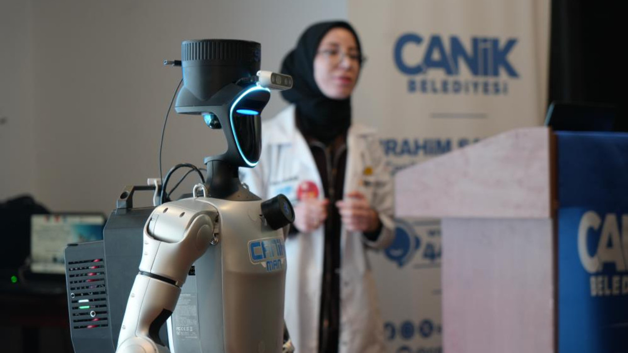 Türkiye'nin ilk kayıtlı insansı robotu CANİKMAN Samsun'da öğrencilerle buluştu