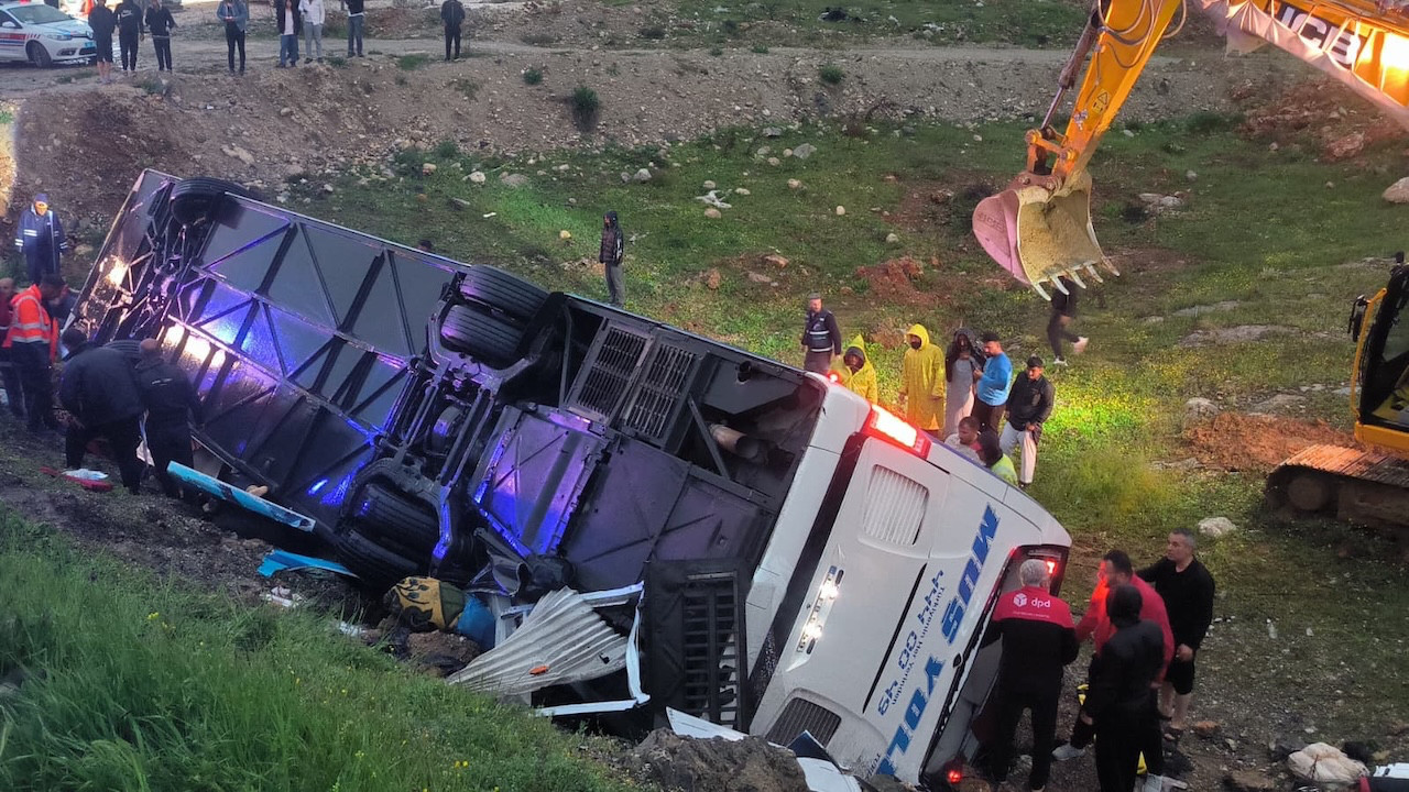 Yağış facia getirdi: Malatya'da yolcu otobüsü şarampole devrildi... Ölü ve yaralılar var