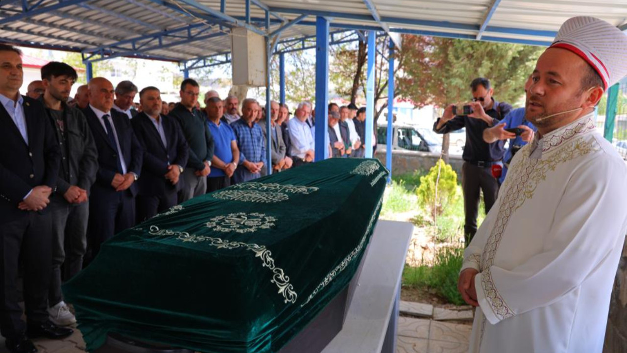 Türkiye bu vahşeti konuşuyor! Kayıp olarak aranırken öldürüldüğü ortaya çıkan Kübra Yapıcı son yolculuğuna uğurlandı