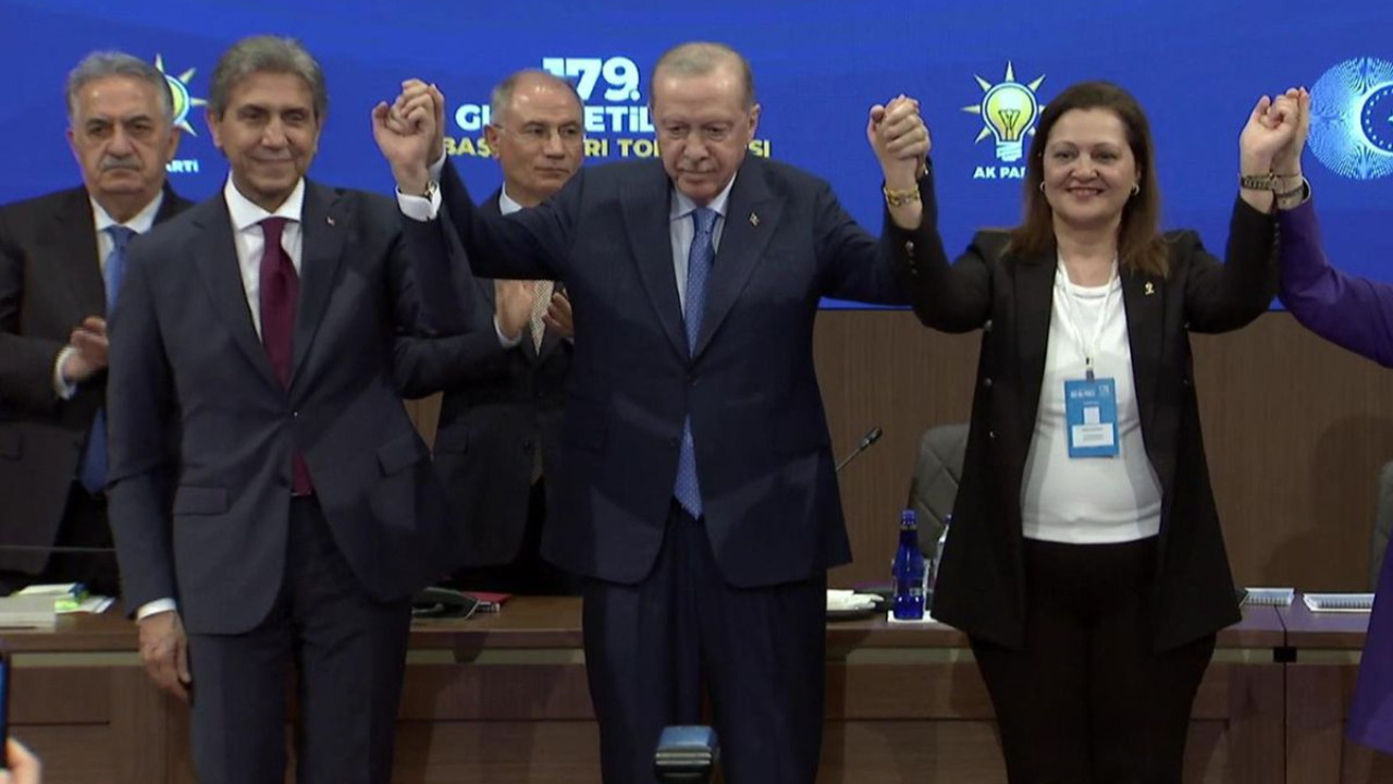 Burcu Köksal’dan AK Parti’ye katılım sonrası ilk sözler: ''Toplumun değer yargılarına saygı duyanlarla aynı yolda yürüyeceğim."
