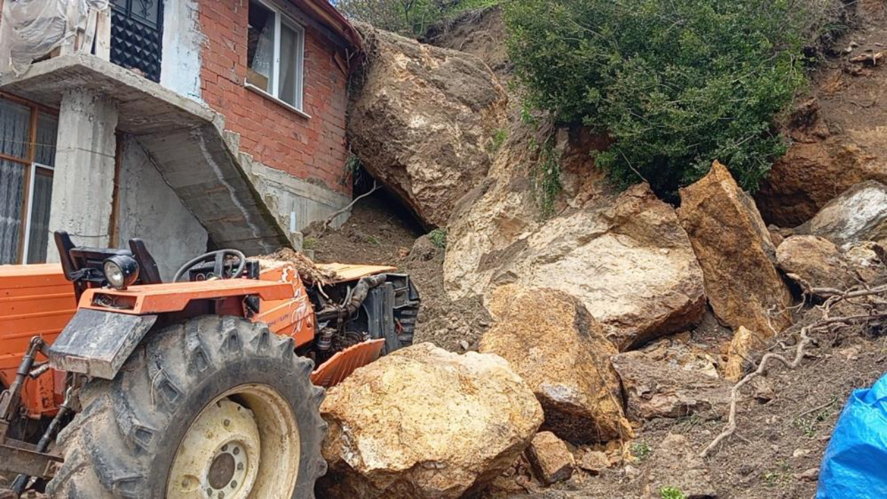 Amasya’da heyelan paniği! Dev kaya parçaları evin üstüne düştü: “Kapıyı açamadık, pencereden çıktık!”