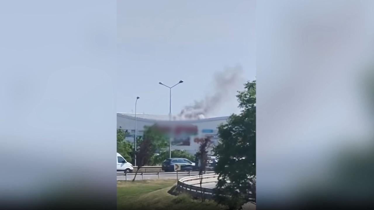 İstanbul'da korkutan yangın: Pendik'te AVM çatısı alev aldı