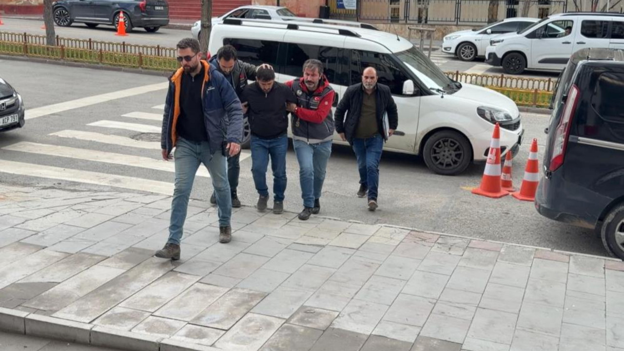 Erzurum'da yarım saat arayla dehşet saçtı! Peş peşe iki kanlı saldırı düzenleyen zanlı adliyeye sevk edildi