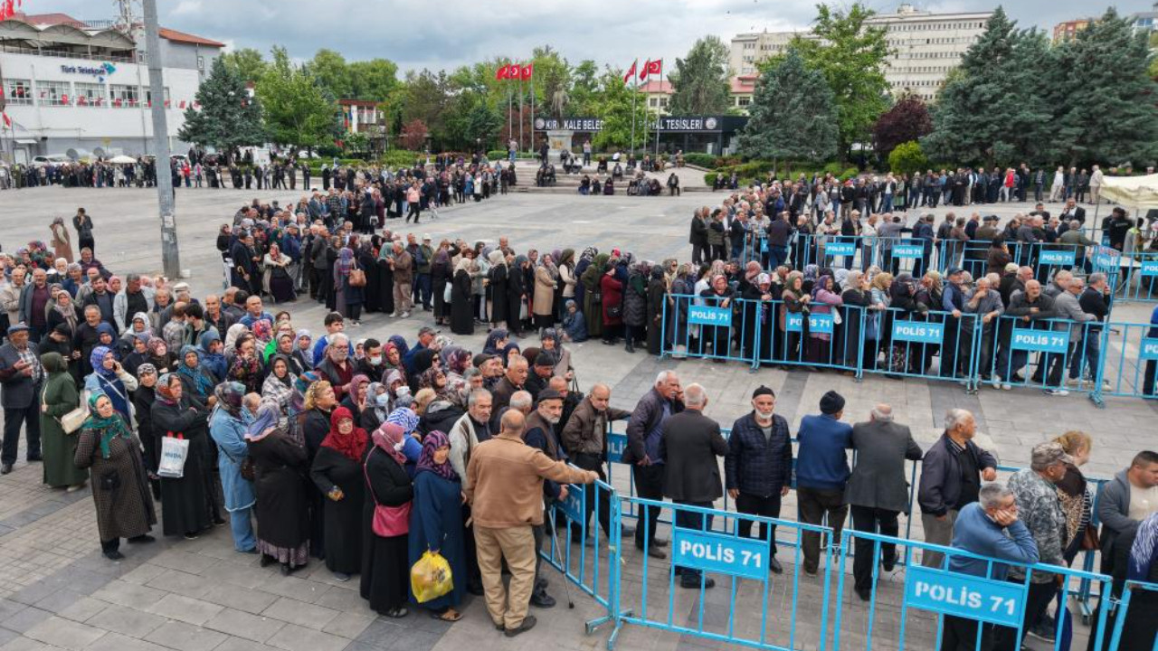 Yağmura rağmen uzun kuyruklar oluştu: Ücretsiz fide dağıtımına yoğun ilgi