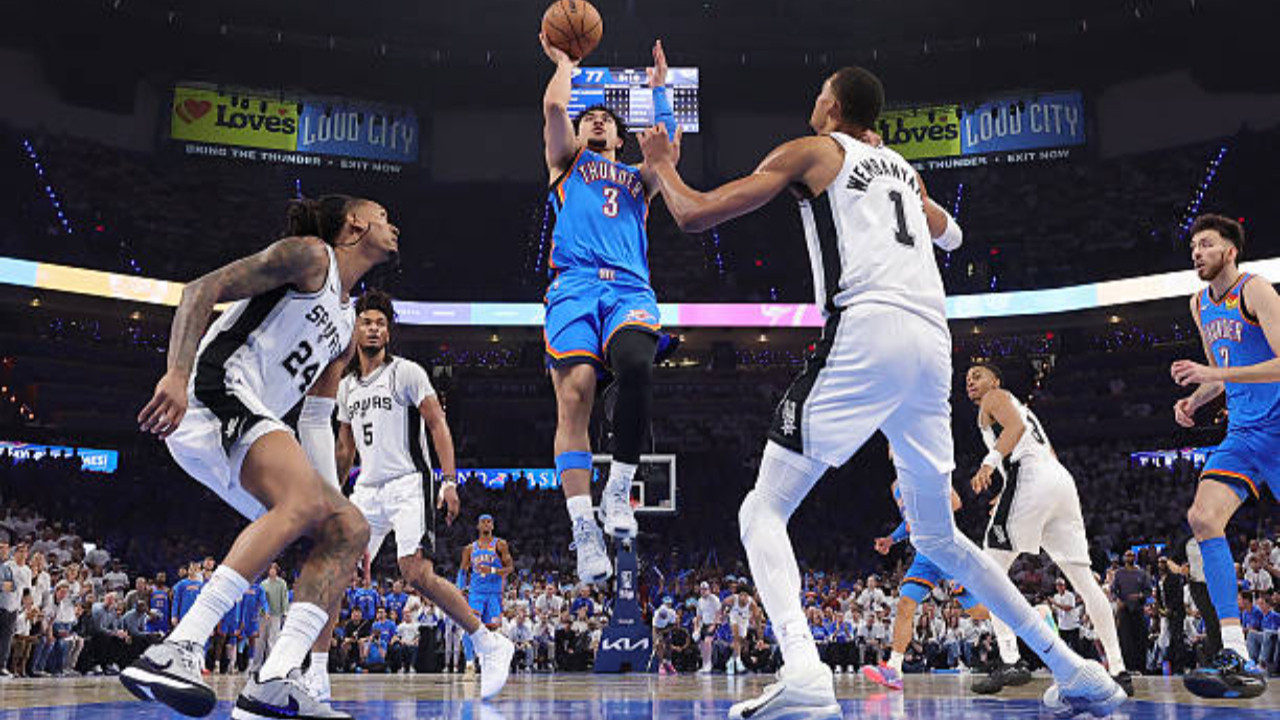 NBA'de nefes kesen gece! Oklahoma City Thunder, San Antonio Spurs'ü 122-113 yenerek seride durumu 1-1'e getirdi