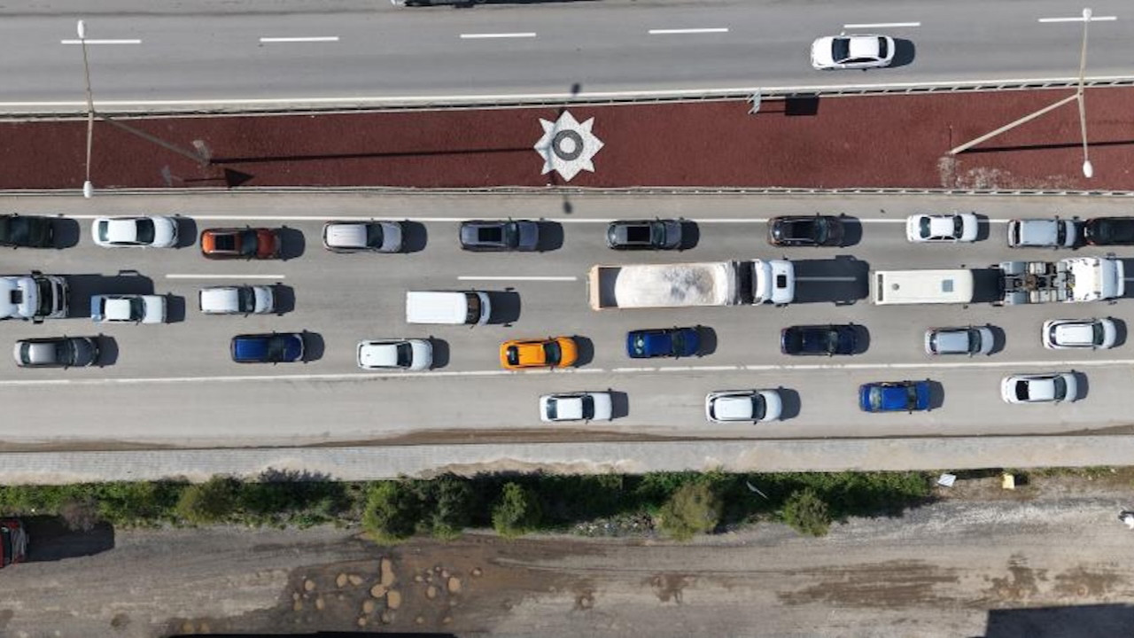 43 ilin geçiş noktası: Bayram trafiği havadan görüntülendi