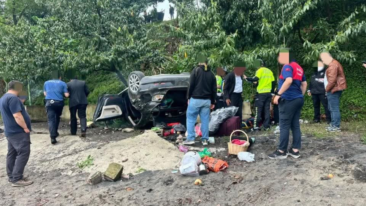 Kediye çarpmamak için manevra yapan otomobil plaja uçtu: Yaralılar var!