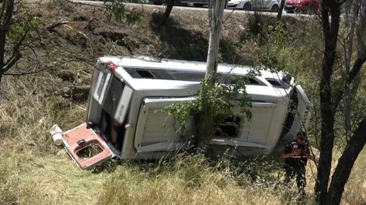 Balıkesir'de yolcu minibüsü şarampole yuvarlandı! Çok sayıda yaralı var