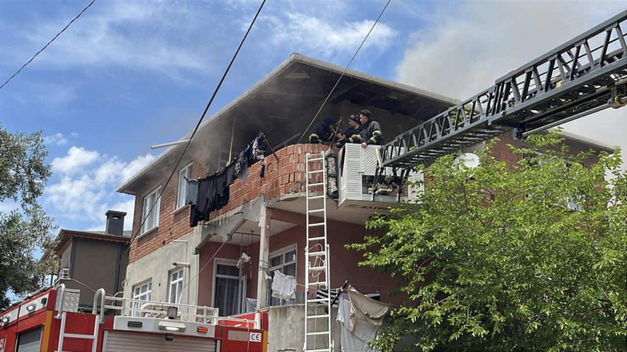 Kocaeli'de yangın! 2,5 yaşındaki çocuk ve annesi balkonda mahsur kaldı