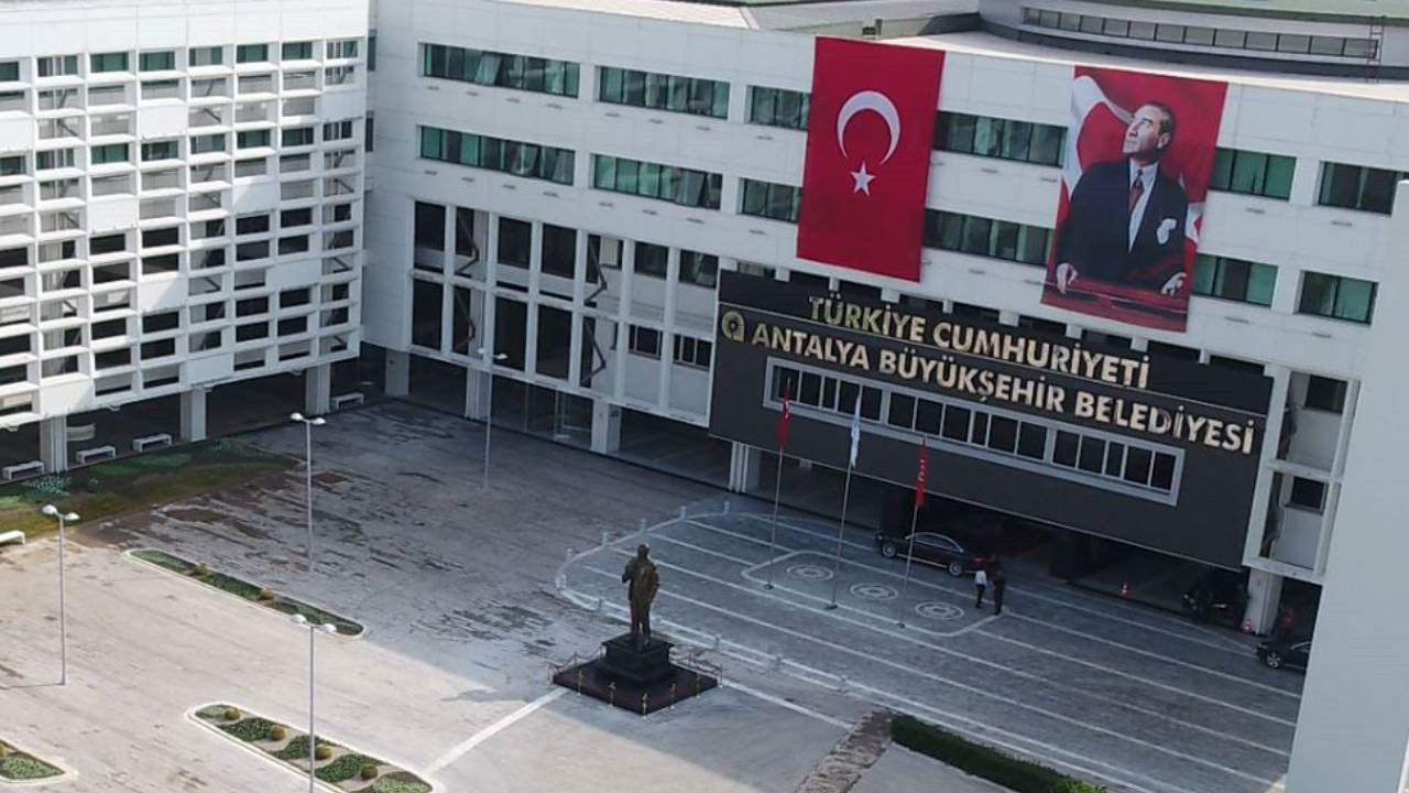 Antalya Büyükşehir Belediyesi'nde rüşvet depremi! Paraları berberi saklamış...