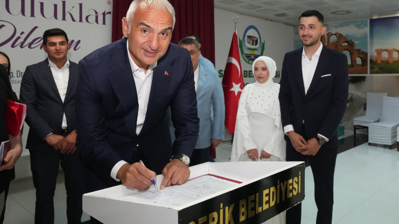 Bakan Ersoy'dan çifte büyük sürpriz! Gençlerin en mutlu gününde nikah şahidi oldu...