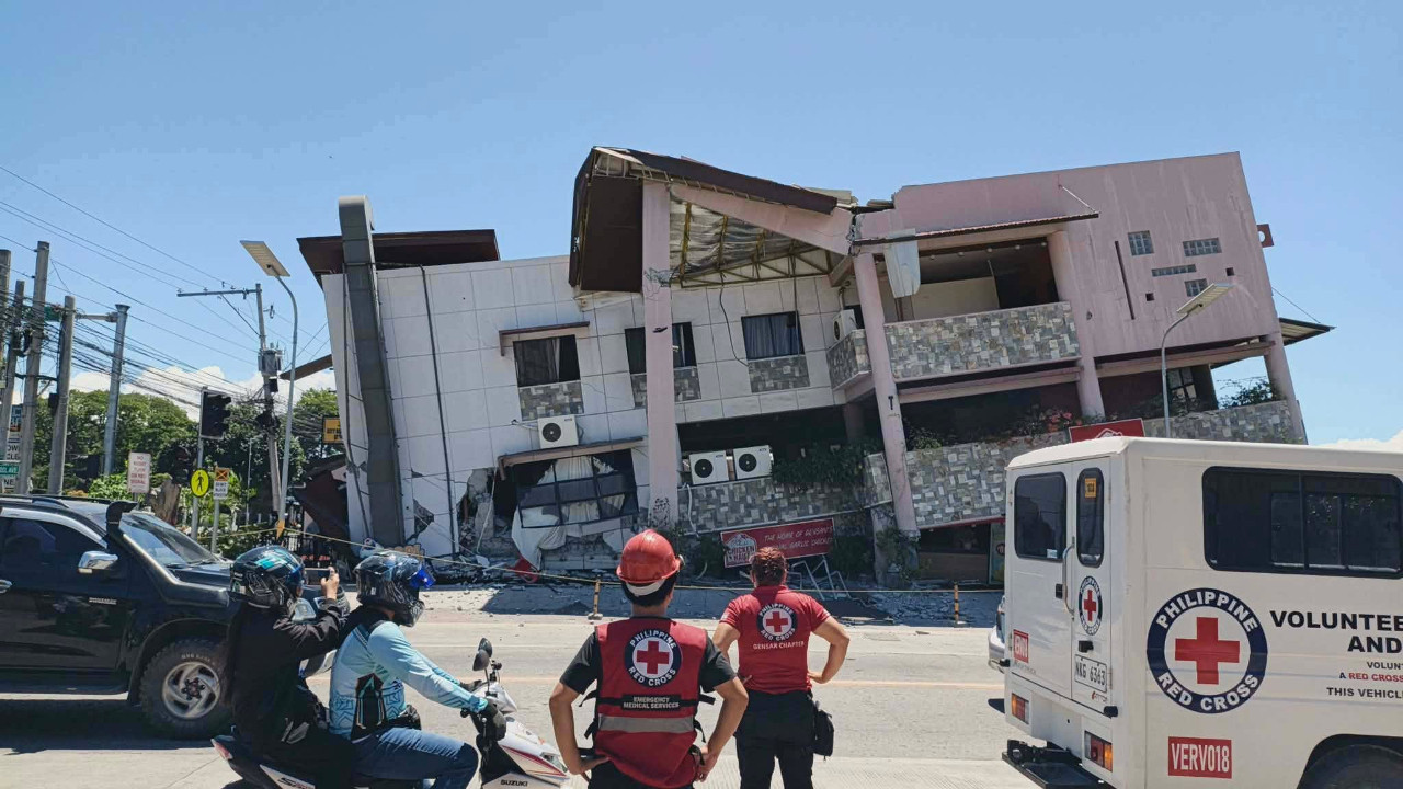 7,8 büyüklüğünde deprem! Sarsıntının ardından peş peşe uyarı