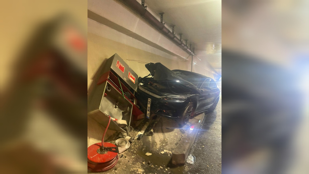 Avrasya Tüneli'nde kaza! Araç yangın panosuna çarptı: Tüneli