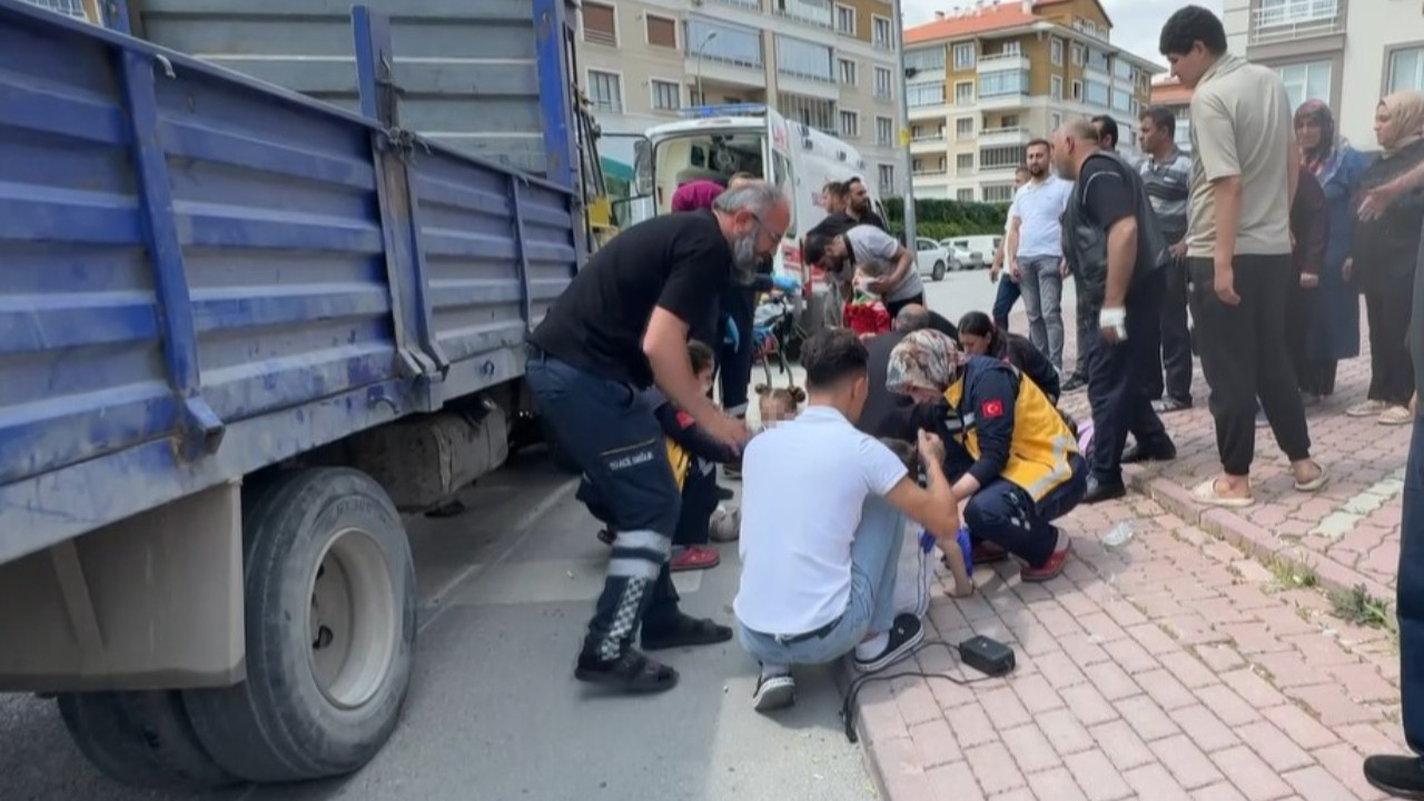 Elektrikli bisiklete çarpıp metrelerce sürükledi! 3'ü çocuk 