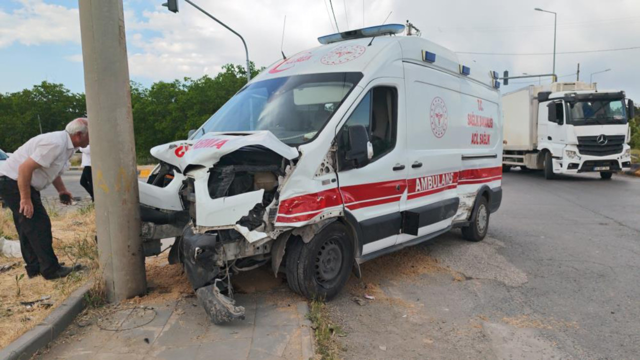 Bitlis’te feci kaza: Ambulans ile otomobil çarpıştı!