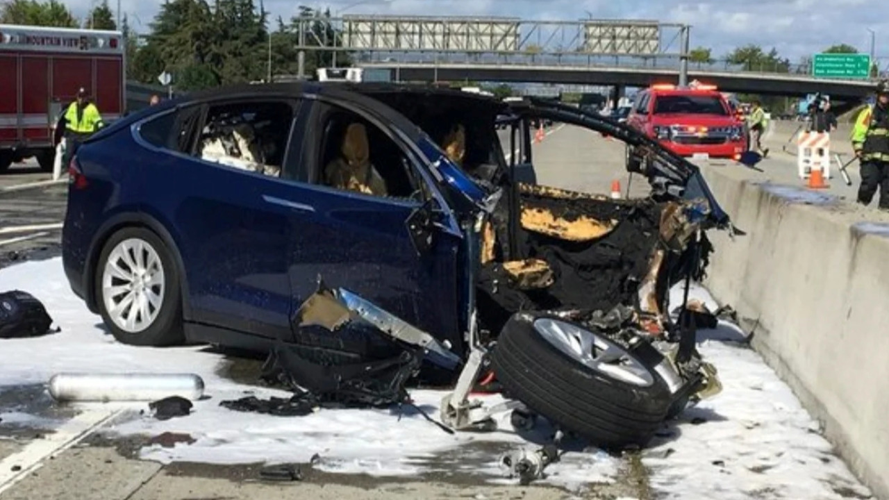 Tesla'da "otopilot" faciası! Elon Musk'ın devine çifte soruşturma...