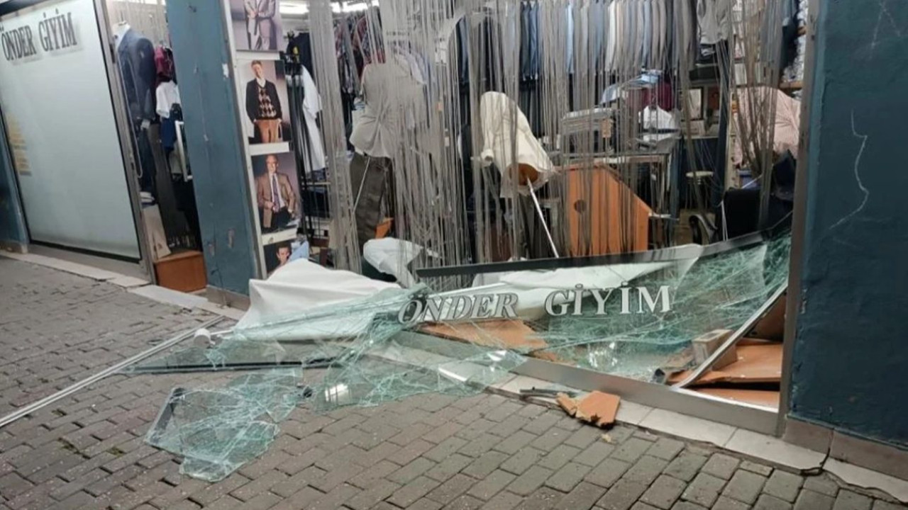 Bursa'da inanılmaz kaza! Otomobil giyim mağazasına daldı, sürücü aracı bırakıp kaçtı