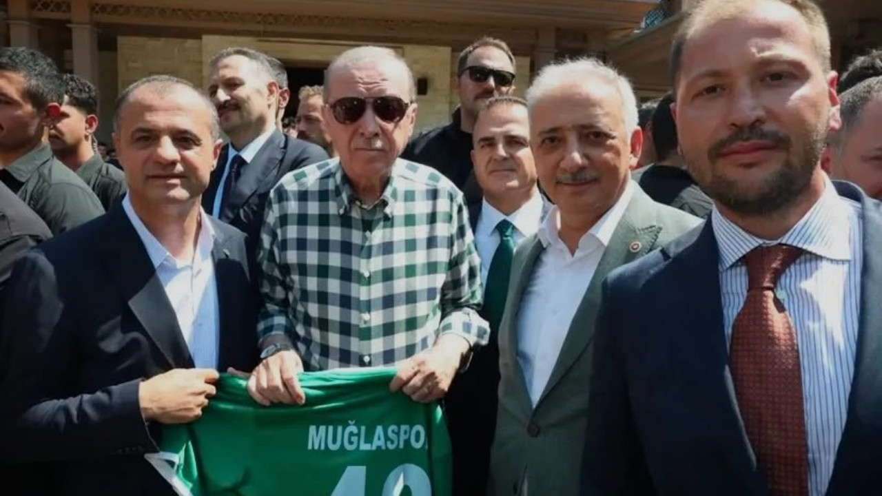 Cumhurbaşkanı Erdoğan'a Muğlaspor forması takdim edildi