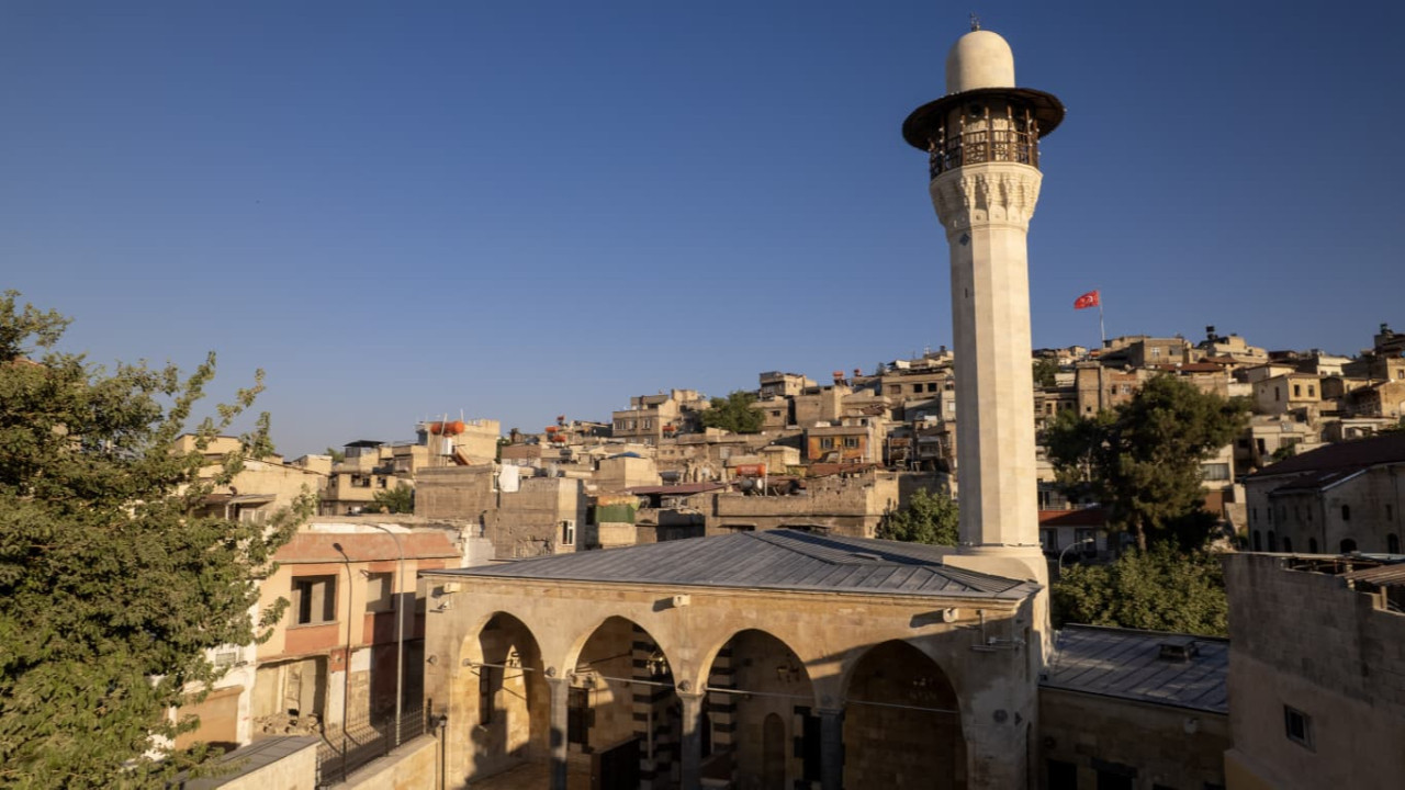 Depremde hasar gören iki tarihî cami Mevlid Kandili’nde yeniden ibadete açılıyor