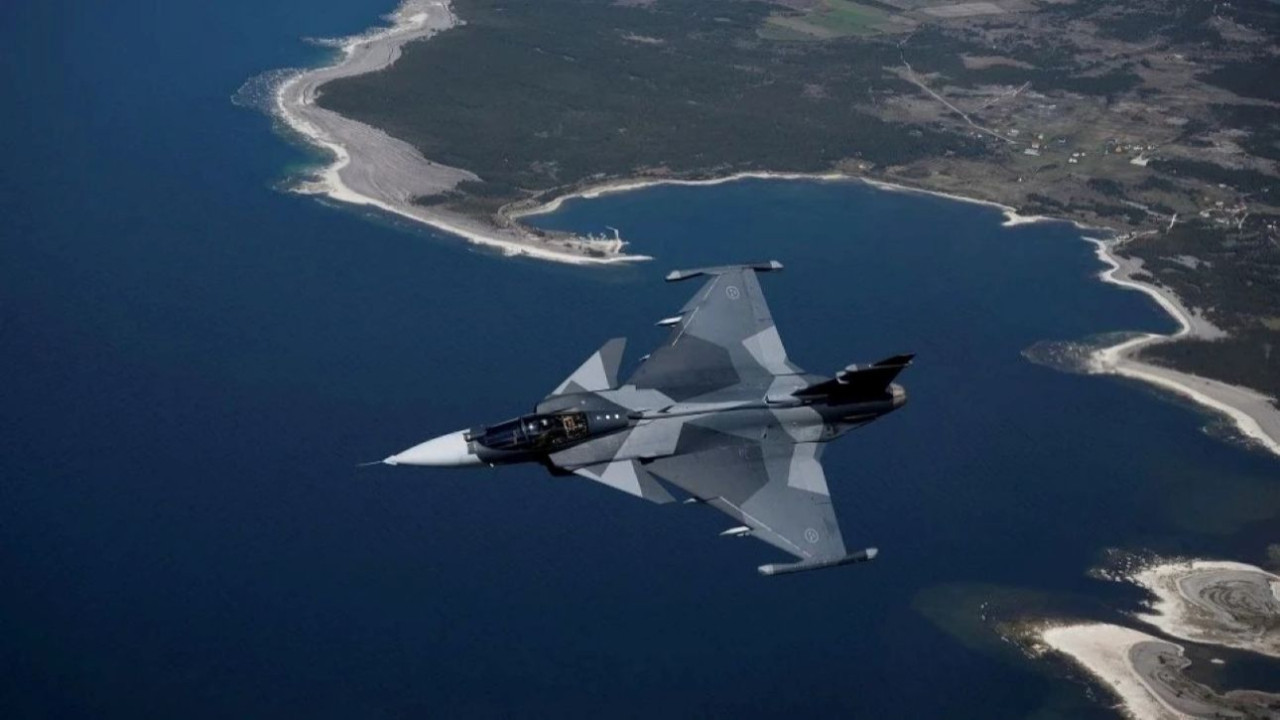 Macaristan'da 'Gripen' tipi savaş uçağı düştü! Pilot fırlatma koltuğuyla kurtuldu