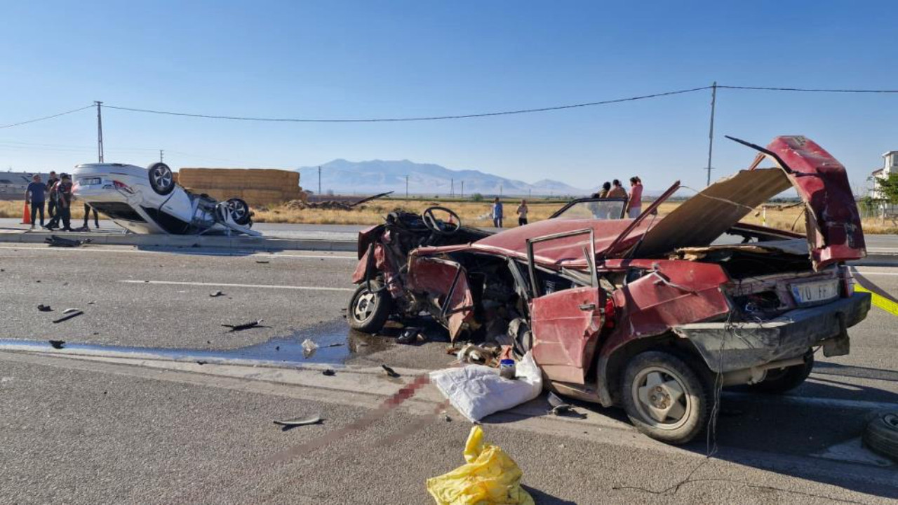 Karaman’da feci kaza! U dönüşü yapan otomobile çar…