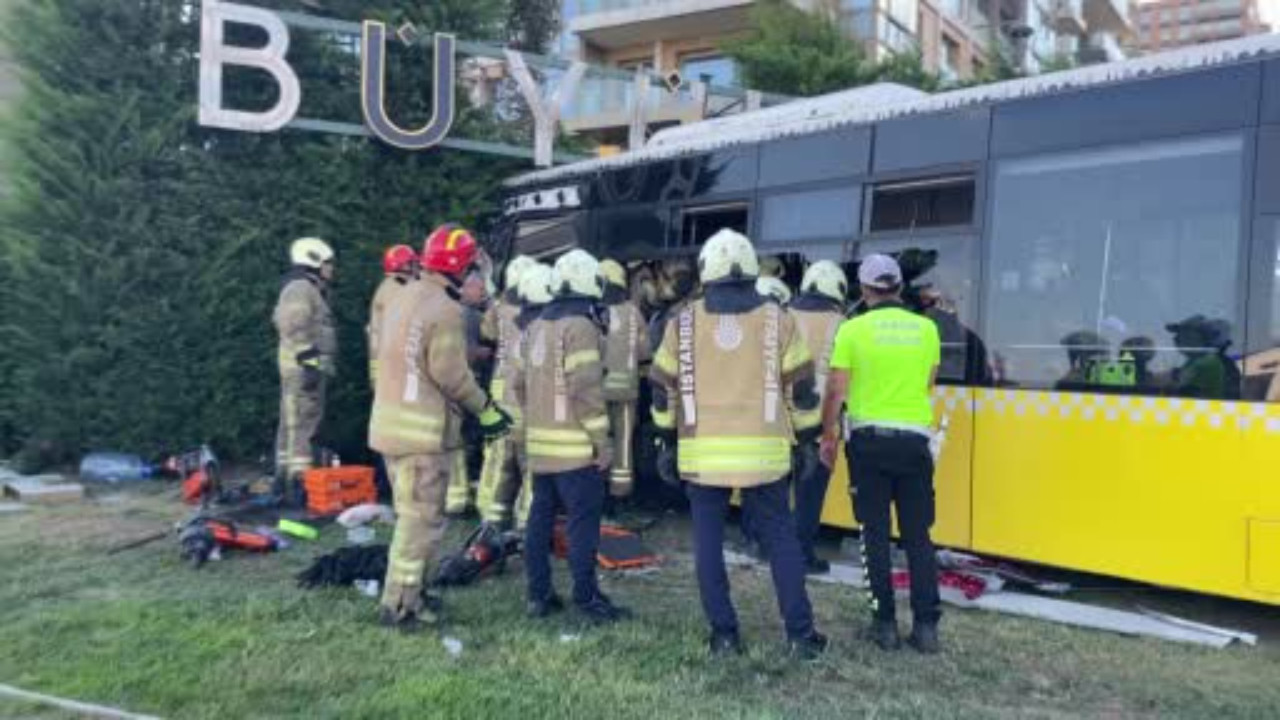 Zeytinburnu Sahili'nde İETT otobüsü bahçe duvarına çarptı: Yaralılar var