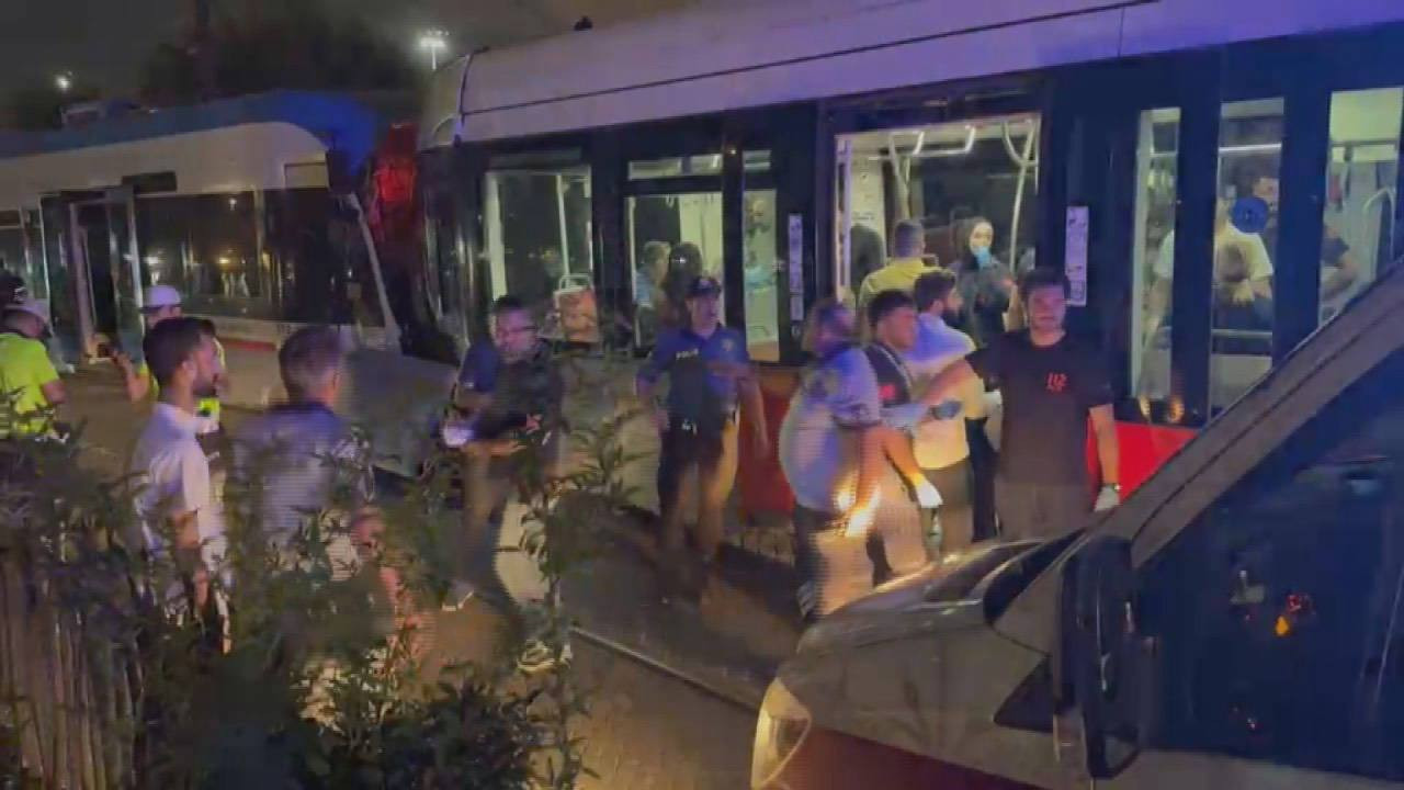 Zeytinburnu’nda iki tramvay çarpıştı, yaralılar var!