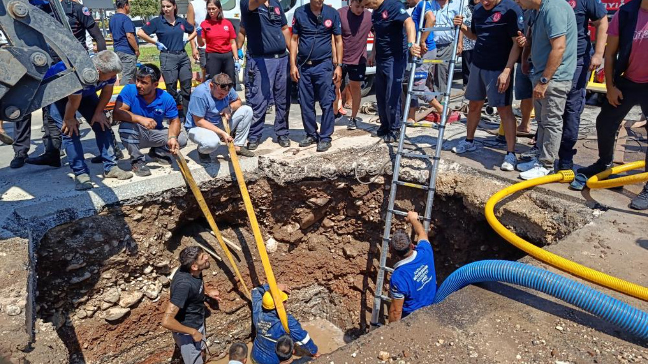 Antalya'da korku dolu anlar! Su arızası çalışmasında göçük altında kalan işçi kurtarıldı