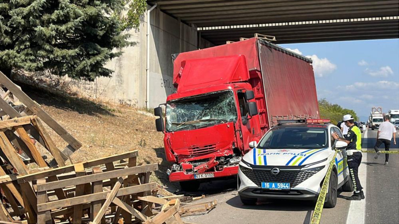 Emniyet şeridinde dehşet! Arızalanan kamyonetin altına girmişti, başka kamyonet çarptı