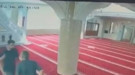 Temizlik yapan imamı önce yumrukladı sonra özür diletti!