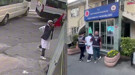 İstanbul'da skandal görüntü! Türk bayrağını söküp yere attı