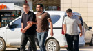 Arabaya bindirdiği arkadaşına silah çekti! Kendi borcunu zorla ona ödettirdi