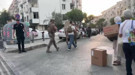 Şüpheli güvenlik görevlisinin silahını ele geçirdi