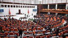 CHP, Meclis Genel Kurulu’nda kürsüyü işgal etti