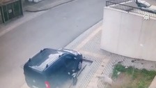 Sahipsiz köpek dehşeti: Kaldırımda yürüyen çocuğa saldırdılar