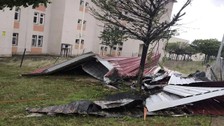 Meteoroloji uyardı: 10 ilde çatı uçması, ağaç devrilmesi riski