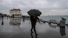 Sağanak yağış İstanbul'u etkisi altına aldı: Trafik durma noktasına geldi