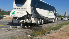 Arızalanan otobüse kamyonet çarptı: 2 ölü, 1 ağır yaralı