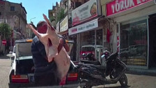 Adana'da hijyen skandalı! Kesilmiş hayvanları bagajda taşıyıp kasaba indirdiler