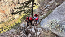 Fethiye'de nefes kesen operasyon! Kayalıklarda mahsur kalan turisti JAK timi kurtardı