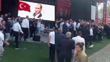 CHP Esenyurt kongresinde gerginlik: Partililer birbirine girdi, polis ayırdı
