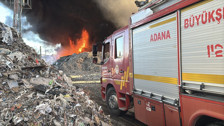 Adana’da geri dönüşüm fabrikasında yangın: Dumanlar gökyüzünü kapladı!